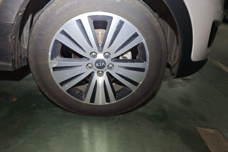 Used Kia Sportage R 2015 2.0L Automatic Two-Wheel Drive DLX Model Right Front Wheel Hub