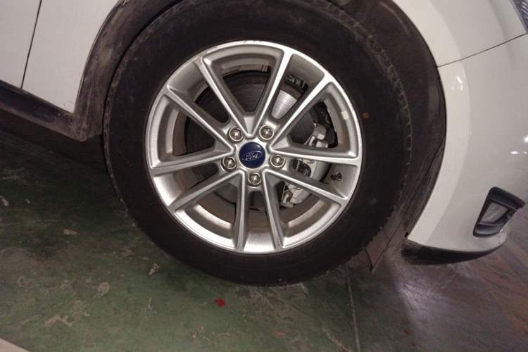 Used Ford Focus 2017 Sedan 1.6L Automatic Fashion Edition Smart Drive Version Right Front Wheel Hub