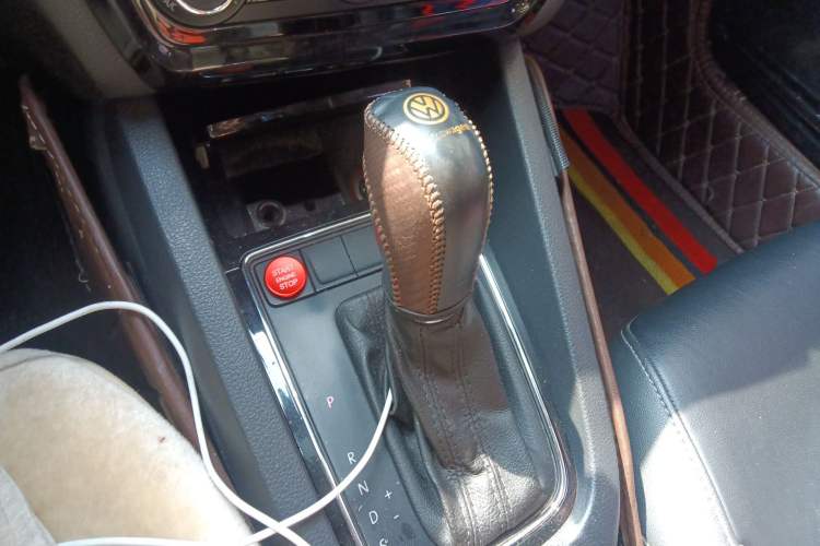 Used Volkswagen Sagitar 2017 230TSI Automatic Comfort Version Gear Lever