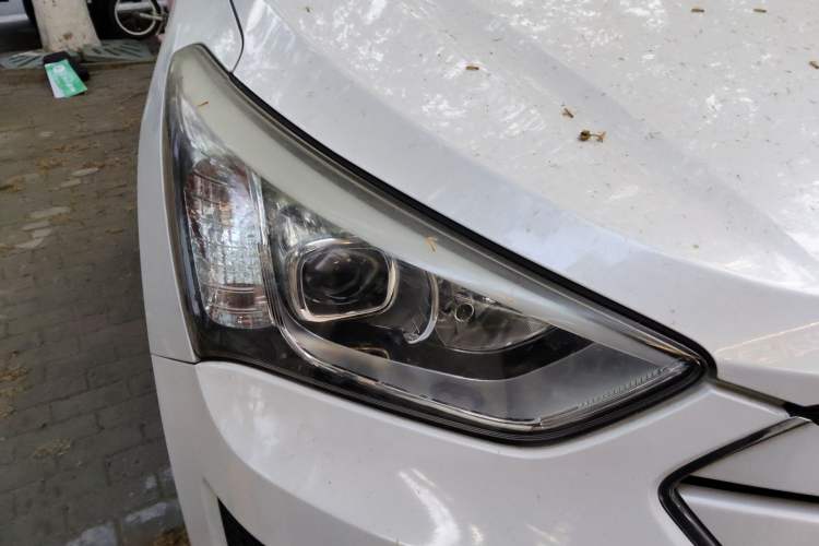 Used Hyundai Santa Fe 2013 2.4L Automatic 4x4 Smart Version Right Front Headlight