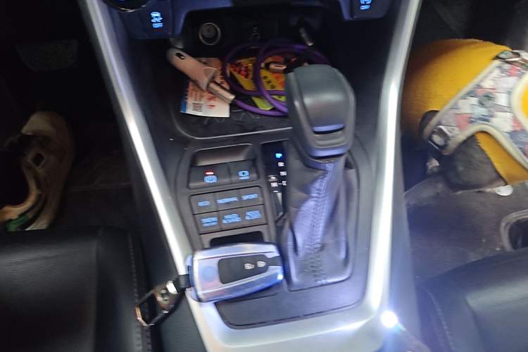 Used Toyota Wildlander 2020 2.0L CVT 4x4 Luxury Edition Gear Lever