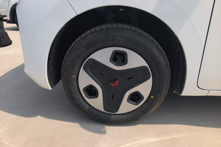 Used Wuling Zhiguang New Energy 2025 Model 305km Ambitious Edition Left Front Wheel Hub