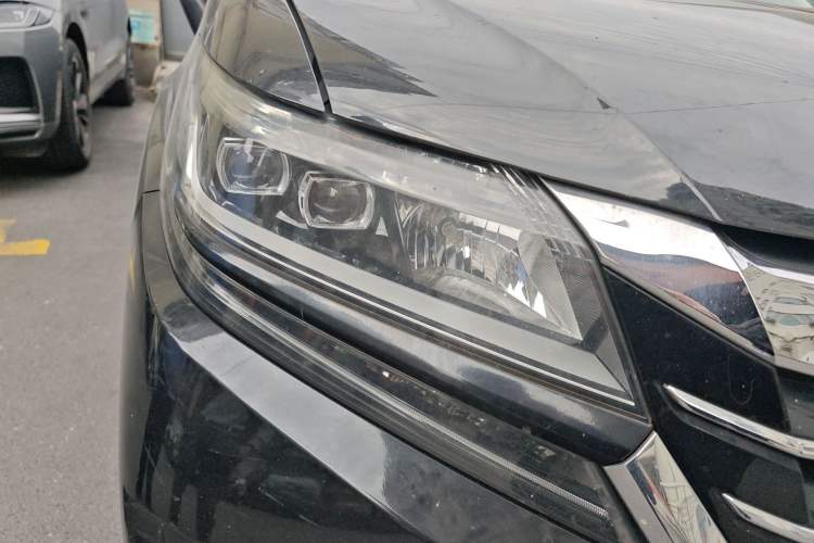 Used Honda Elysion 2016 2.4L Style Edition Right Front Headlight