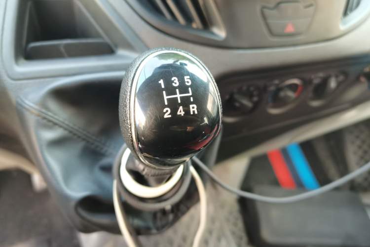 Used Ford Transit 2020 2.0T Diesel Multi-Function Commercial Vehicle Mid-Axle Low-Roof Lift-Up Tailgate China VI Standard