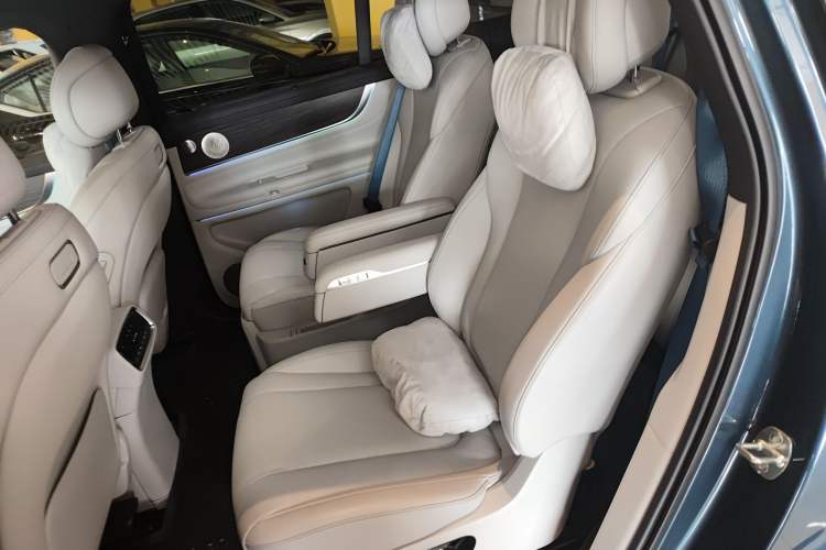 Used Hima AITO M9 2024 Range-Extended Ultra Version 42 kWh 6-Seater Model Left Rear Seat