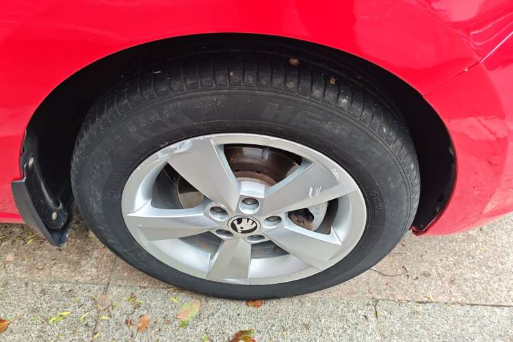 Used Skoda Rapid Spaceback 2014 1.6L Automatic Enjoyment Edition Right Front Wheel Hub