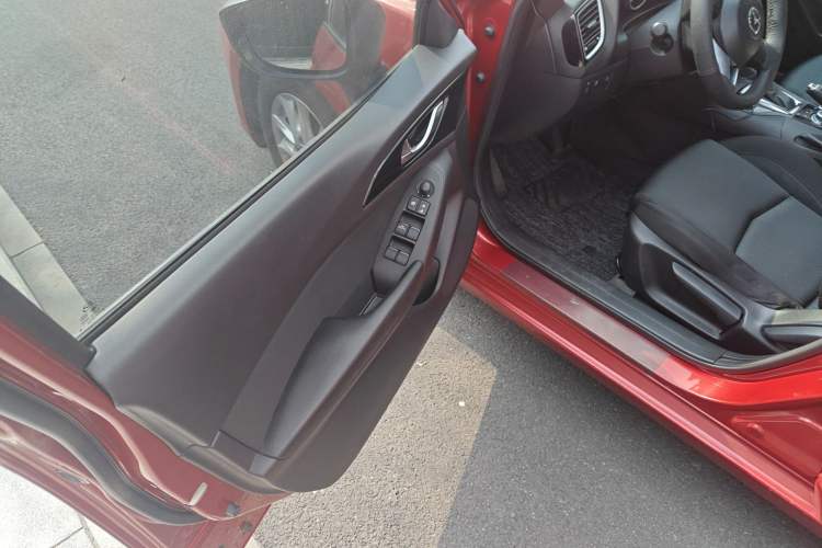 Used Mazda Mazda 3 Axela 2014 Sedan 1.5L Automatic Comfort Model