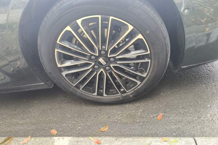 Used Geely Galaxy 8 2025 130km EM-i Deluxe Edition Right Front Wheel Hub