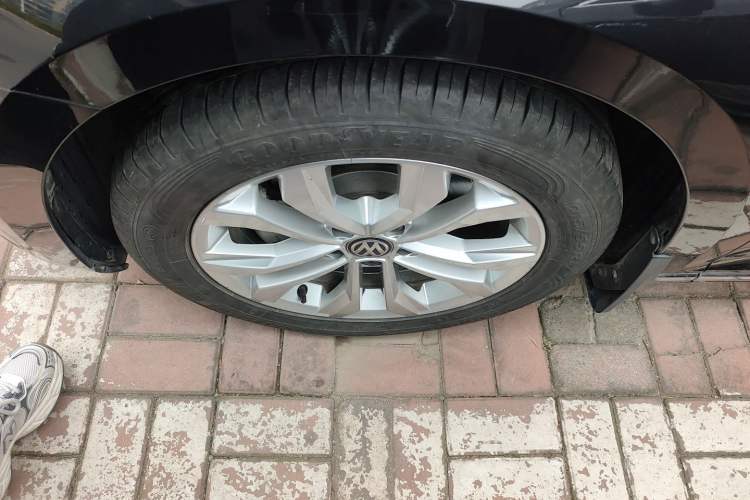 Used Volkswagen Magotan 2019 330TSI DSG Luxury Version China VI Standard Left Front Wheel Hub