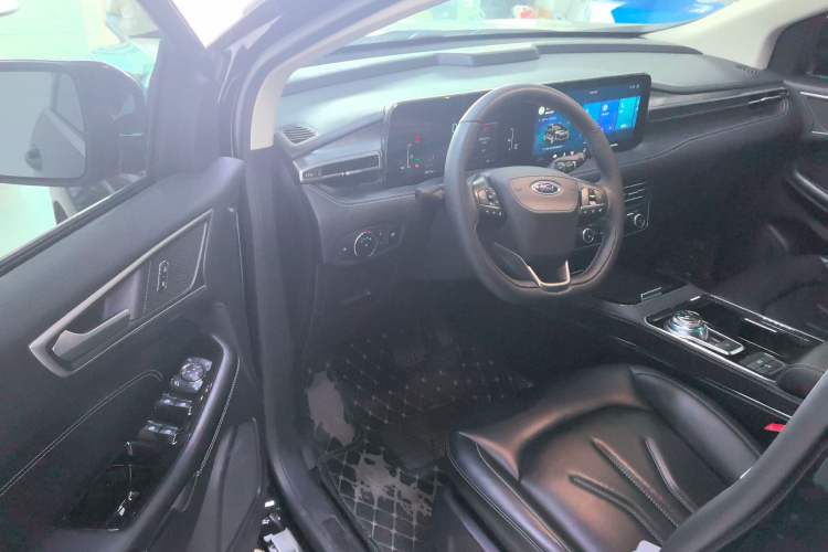 Used Ford Edge 2021 PLUS EcoBoost 245 Two-Wheel-Drive Platinum Edition 5 Seats
