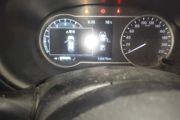 Used Nissan Kicks 2017 1.5L CVT Smart Drive Edition Odometer Close Up