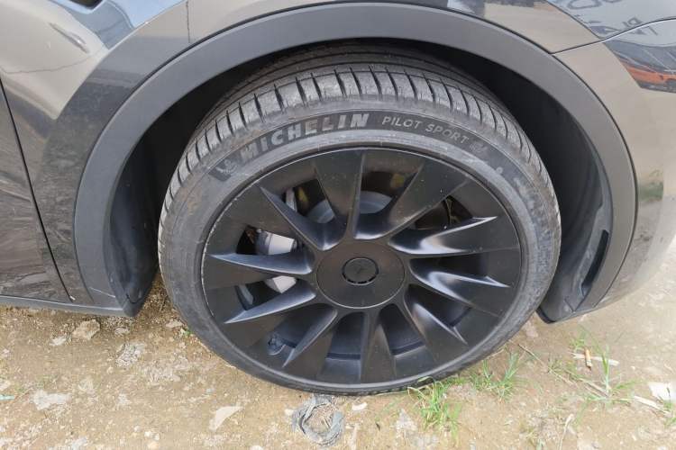 Used Tesla Model Y 2024 Rear-Wheel-Drive Version Right Front Wheel Hub