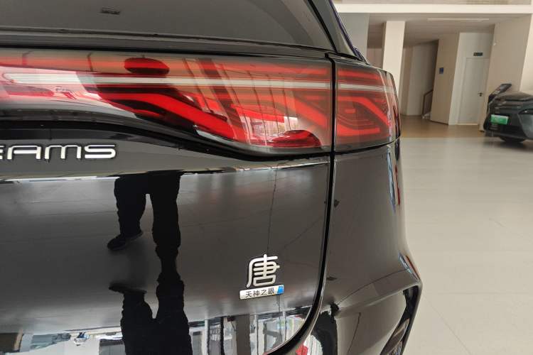 Used BYD Tang New Energy 2025 Intelligent Driving Version DM-i 115KM Flagship Edition Right Rear Taillight