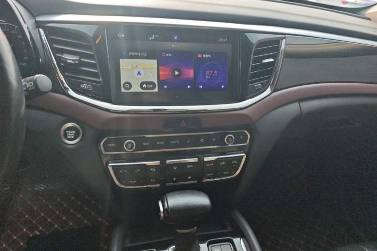 Used GAC Trumpchi GS8 2017 320T Two-Wheel Drive Luxury Smart Connectivity Version (7 Seats) Audio And AC Panel