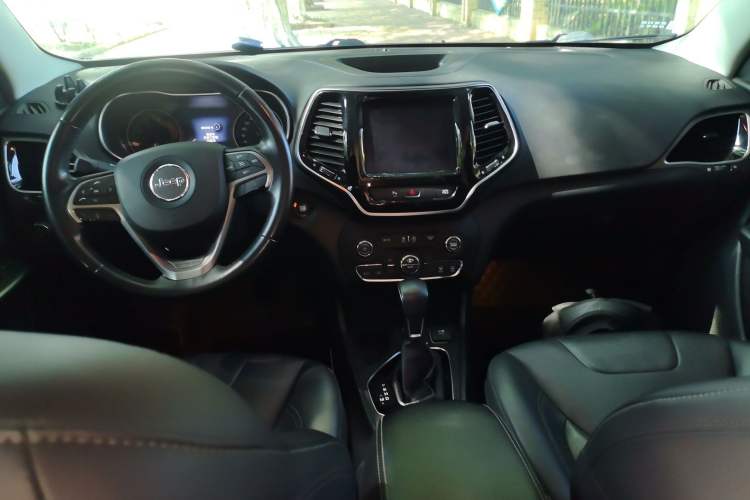 Used Jeep Cherokee 2019 2.0T Two-Wheel Drive Smart Enjoyment Version China V