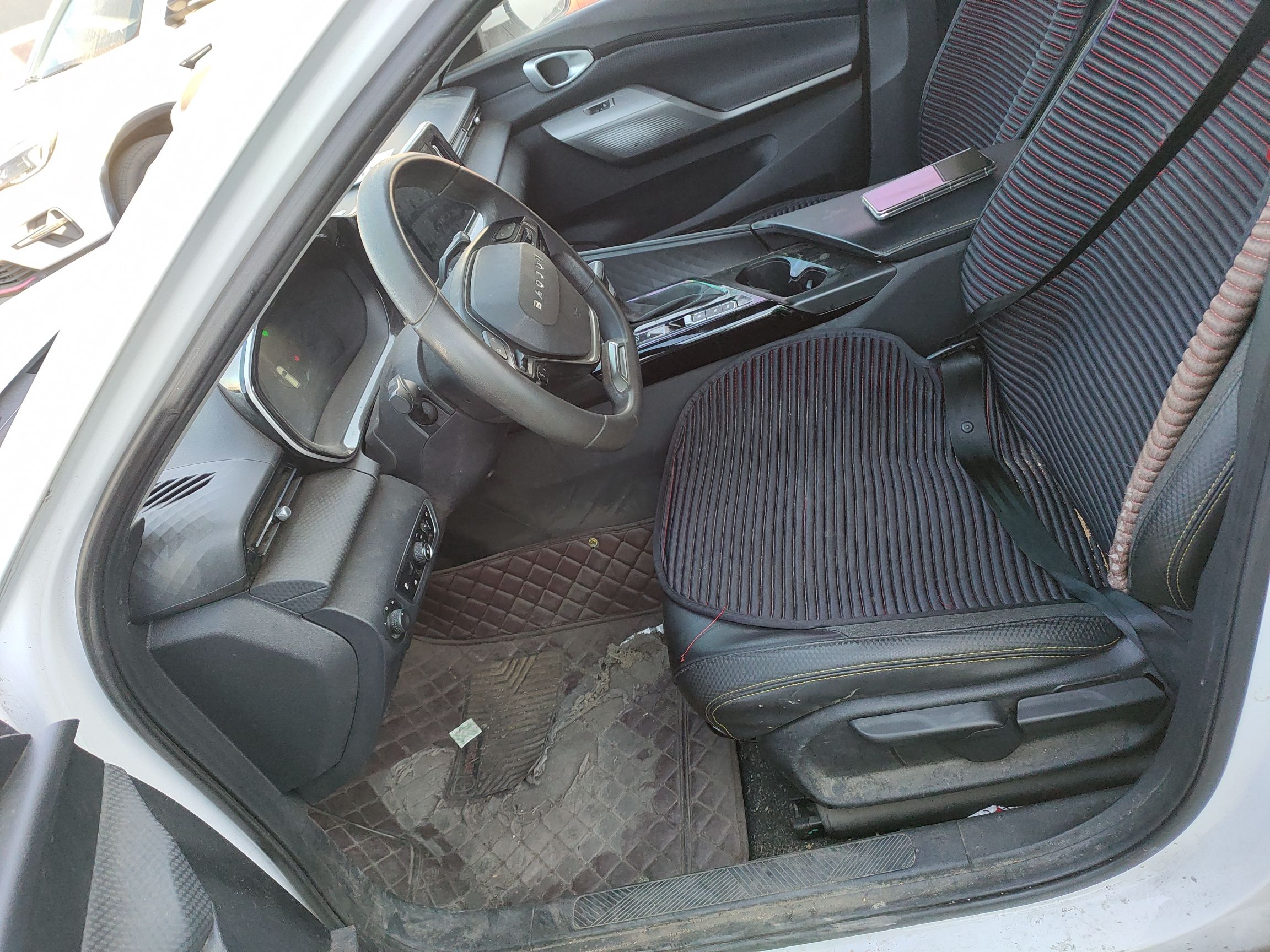 المقاعد الأمامية داخل السيارة