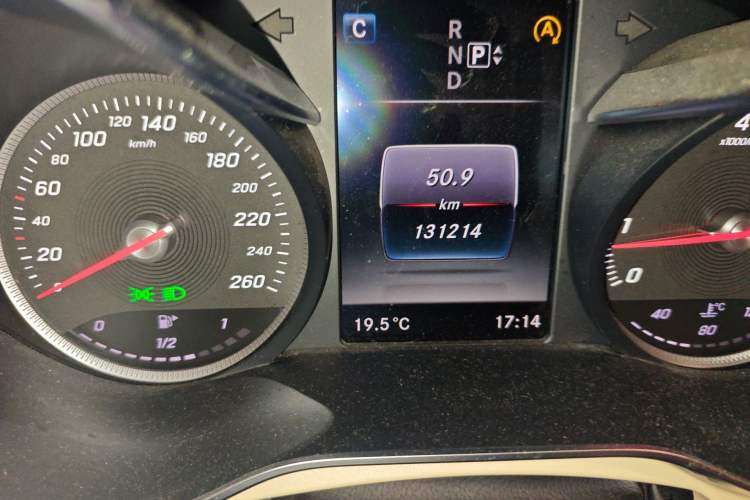 Used Mercedes-Benz C-Class 2015 C 180 L Sport Edition Odometer Close Up