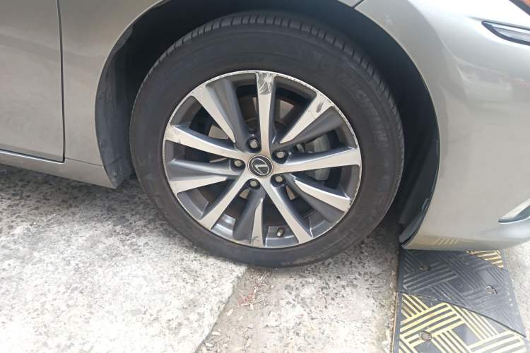 Used Lexus ES 2020 300h Premier Edition