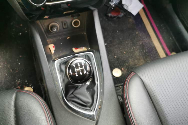 Used CHANGAN KAICHENG Oushang A600 2016 1.5L Manual Luxury 7-Seater Gear Lever