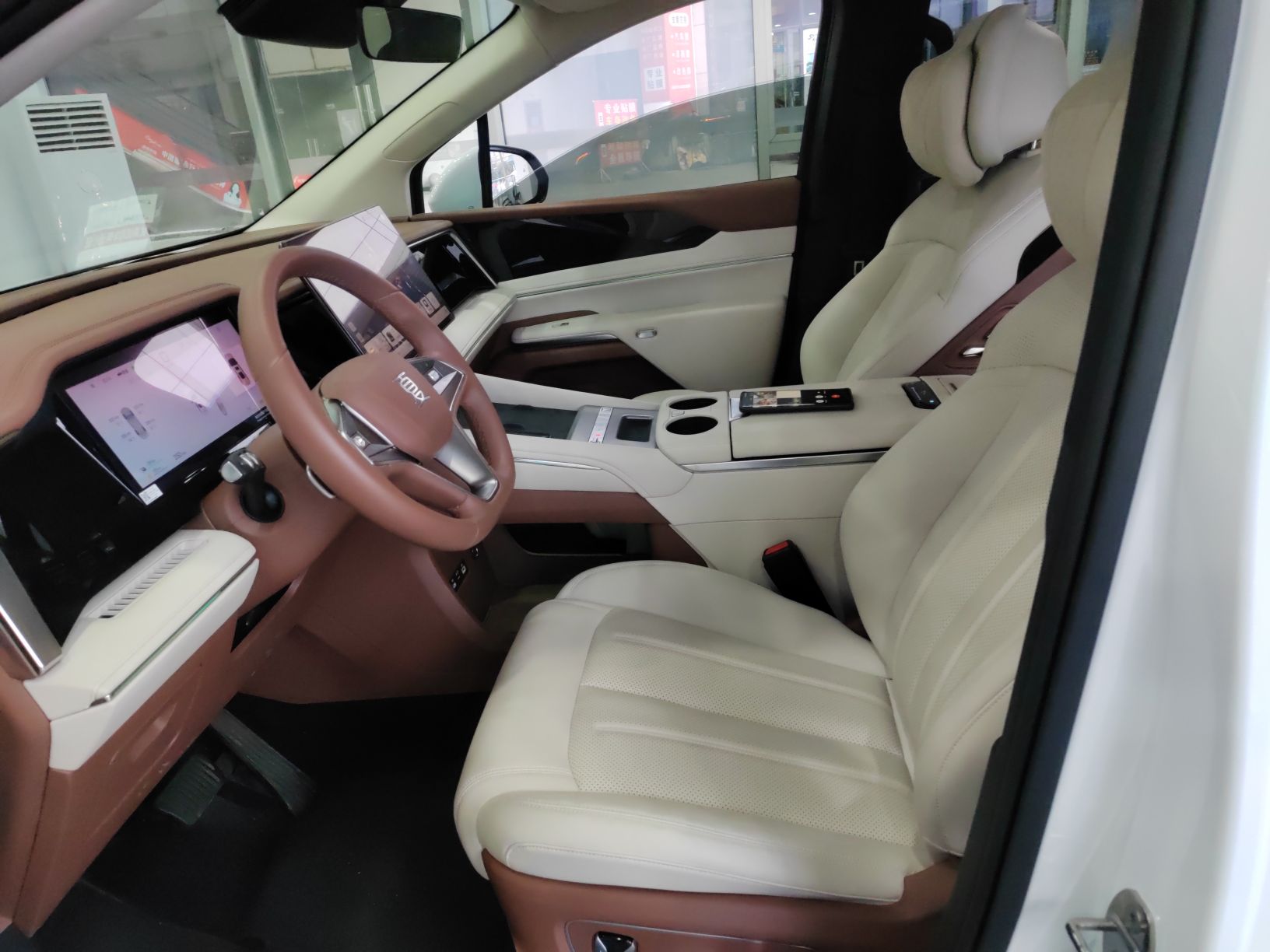 المقاعد الأمامية داخل السيارة