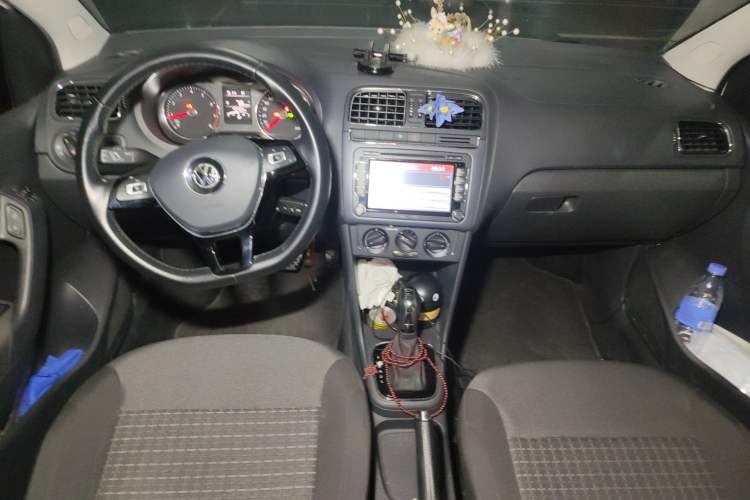 Used Volkswagen Polo 2016 1.6L Automatic Comfort Model Center Console