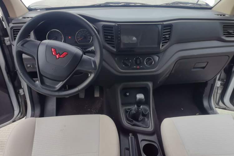 Used Wuling Hongguang V 2022 1.5L Jingqu Version Hydraulic Power Steering LAR Center Console