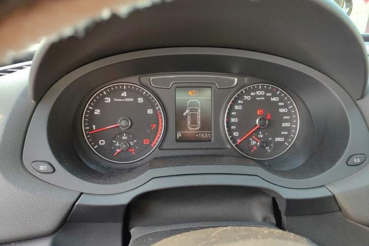 Used Audi Q3 2016 40 TFSI quattro all-wheel-drive sport model
