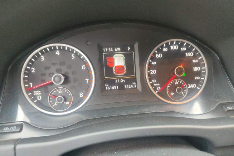 Used Volkswagen Tiguan 2015 1.8TSI Automatic All-Wheel-Drive Luxury Model Odometer Close Up