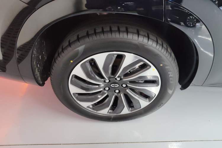 Used Hima AITO M7 2024 1.5T Rear-Drive Plus Version 5 Seats Right Rear Wheel Hub