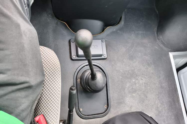 Used Iveco Daily 2021 2.5T A40 M1 Passenger Van 5-9 Seats Long Wheelbase Mid-Roof Design Dual Tires Manual Doors