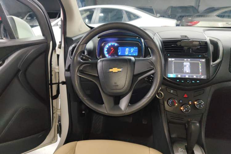 Used Chevrolet Trax 2016 1.4T Automatic Two-Wheel Drive Comfort Version with Sunroof Steering Wheel