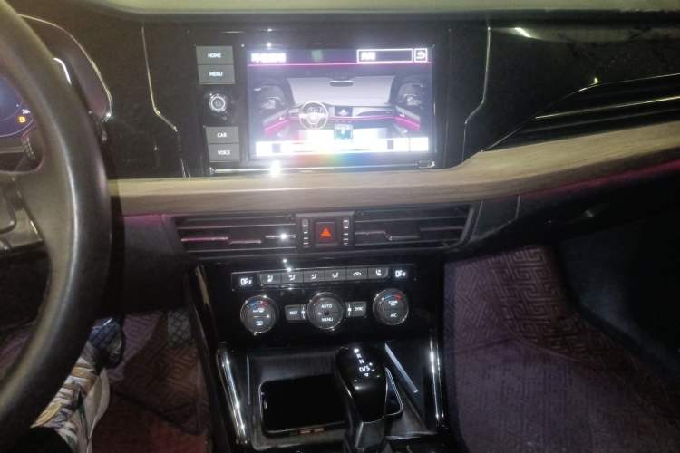 Used Volkswagen Passat 2019 330TSI Luxury Edition China VI Standard Audio And AC Panel