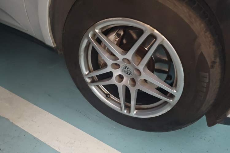 Used Porsche Macan 2017 Macan 2.0T Right Front Wheel Hub