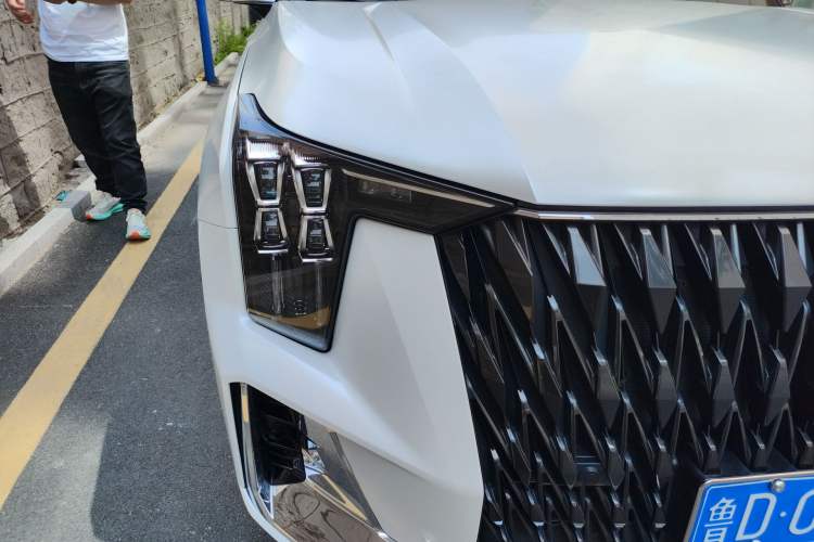 Used GAC Trumpchi GS8 2024 Dual-Motor Series 2.0TM Two-Wheel Drive Premium Edition Right Front Headlight