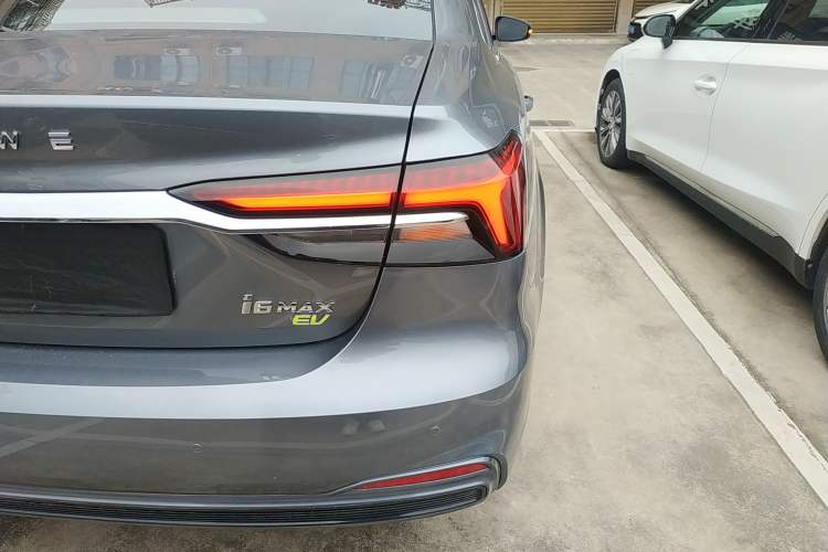 Used Roewe i6 MAX New Energy 2023 EV 420 Skyroof Special Edition Right Rear Taillight