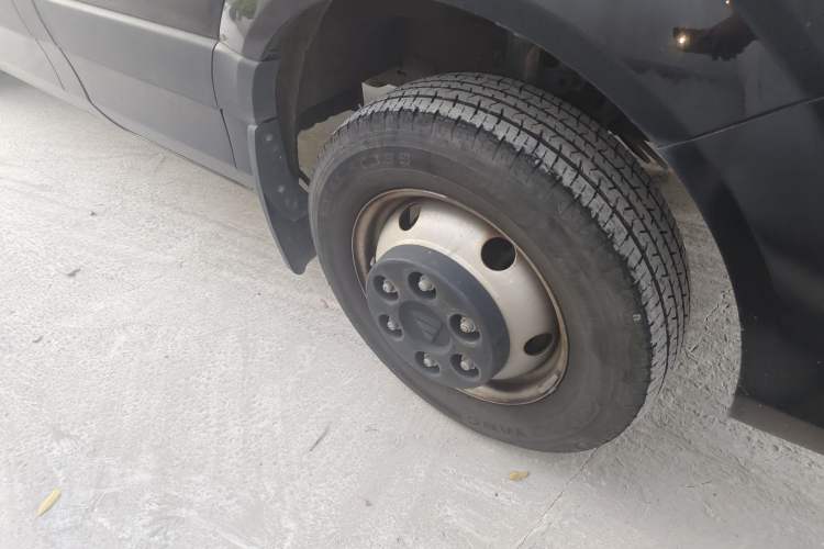 Used Foton Toano 2023 2.8T Manual Jixiang Long Wheelbase Mid-Top with Rear Dual Tires 7/9 Seats Right Front Wheel Hub