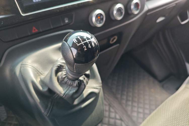 Used JMC Fushun 2023 2.0T Manual Short Wheelbase Low-Roof Commercial Multi-Purpose Passenger Vehicle 6 Seats with Lift-Up Tailgate
