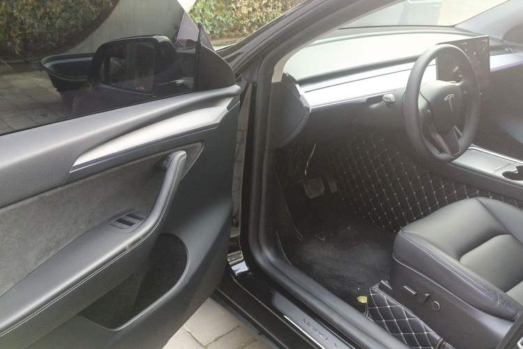 Used Tesla Model Y 2023 Long-Range All-Wheel-Drive Version