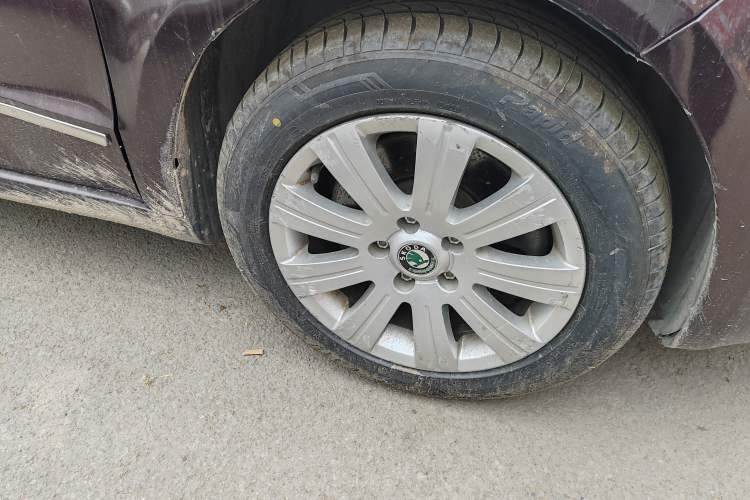 Used Skoda Superb 2009 1.8TSI Automatic Prestige Edition Right Front Wheel Hub