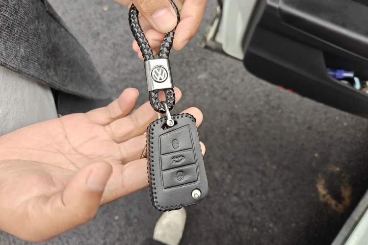 Used Volkswagen T-ROC 2018 280TSI DSG Four-Wheel Drive Luxury Version China V Emission Standard Vehicle Key