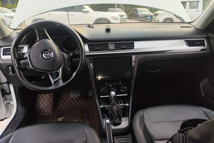 Used Volkswagen Bora 2016 1.6L Automatic Comfort Model Center Console