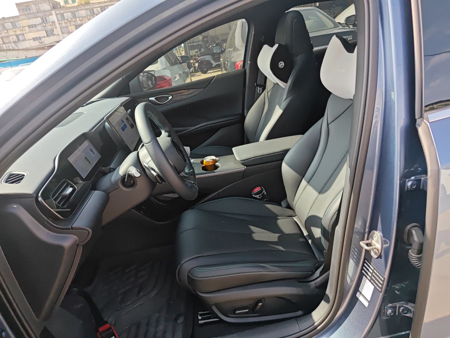 المقاعد الأمامية داخل السيارة