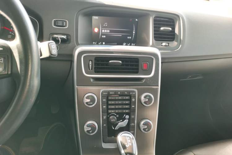 Used Volvo V60 2015 T5 Zhiyi Edition
