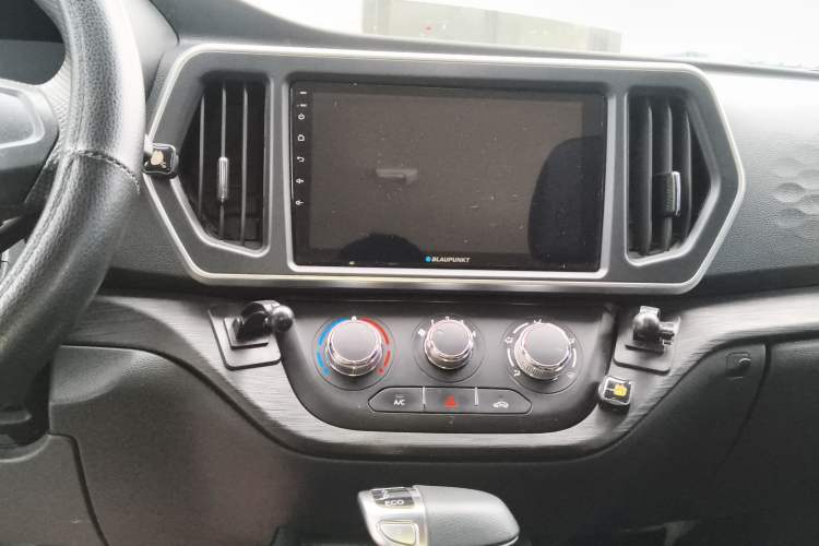 Used CHANGAN KAICHENG Ruixing EM80 2024 Comfort-Style 6-Seater 41.86 kWh Audio And AC Panel