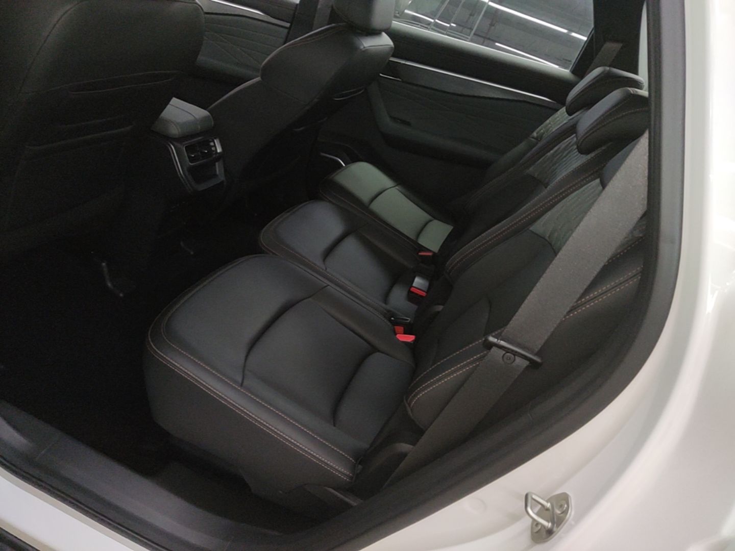 Geely Auto Haoyue L 2024 2.0T DCT Luxury Version — снимка 20