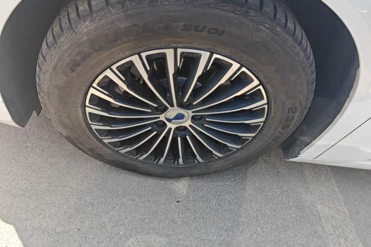 Used Denza D9 2022 DM-i 970 Four-Wheel Drive Flagship Model Left Front Wheel Hub