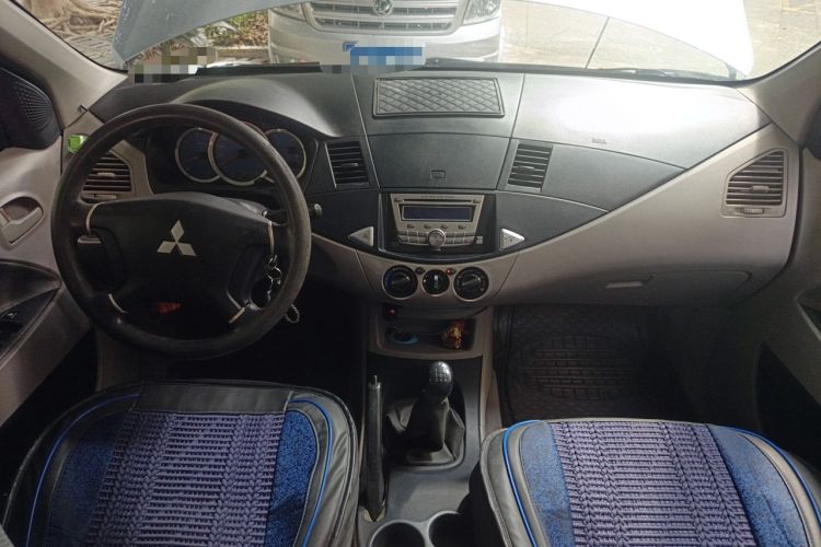 Used Mitsubishi Zinger 2010 2.0L Manual Classic Center Console