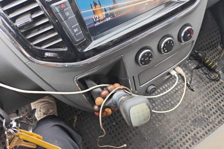 Used SAIC MAXUS Xintu V80 2018 2.5T 6-Speed Manual Elite Edition Short Wheelbase Mid-Height 5-6 Seater Gear Lever