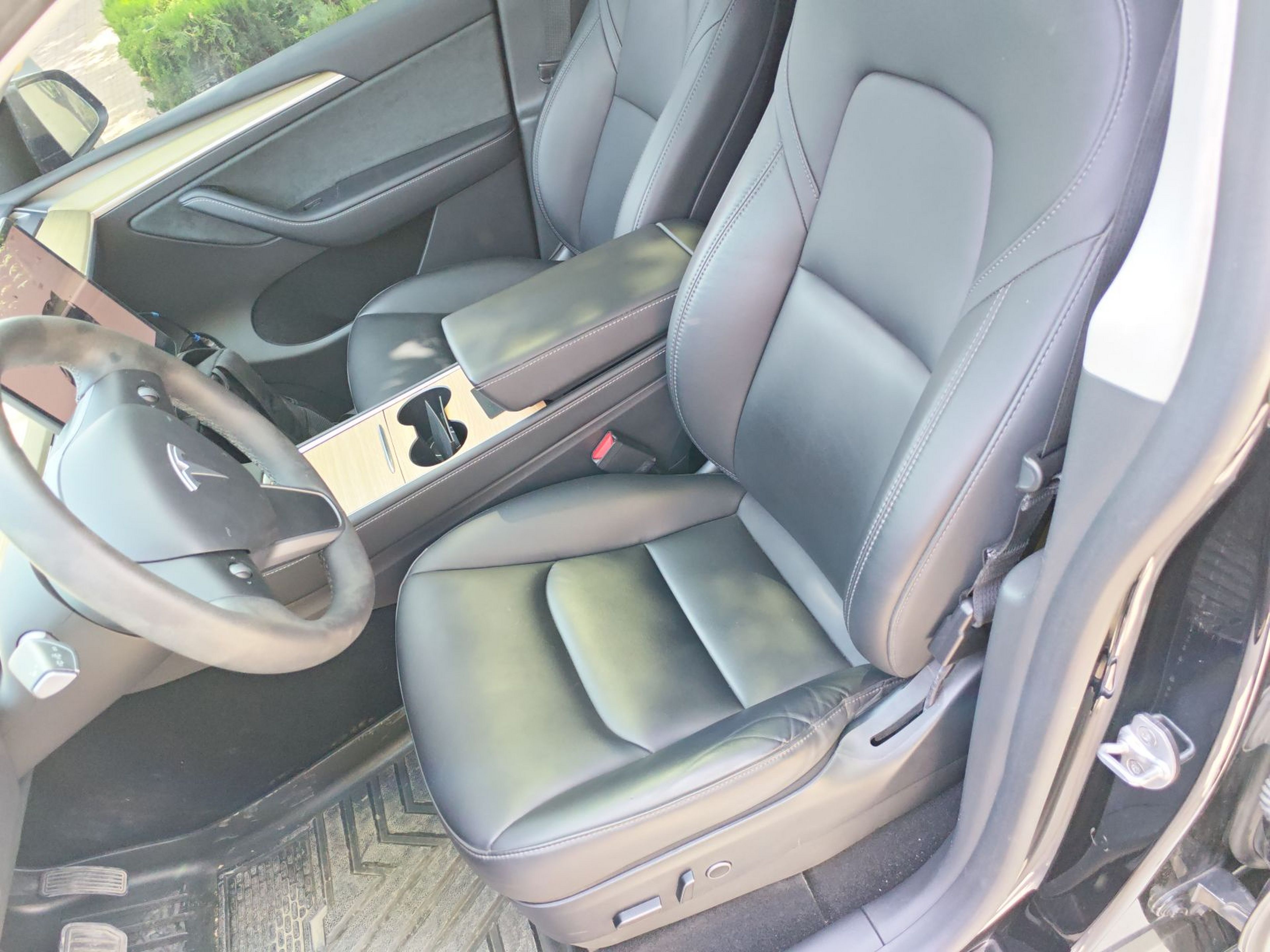 Переднее сиденье в автомобиле