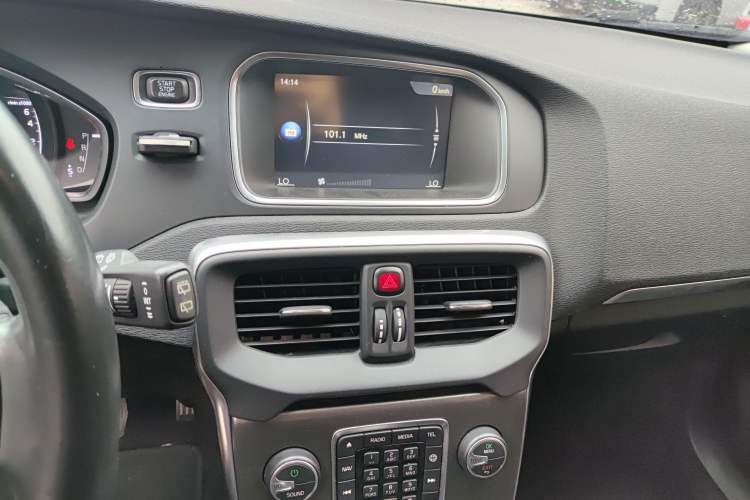 Used Volvo V40 2015 1.6T Zhiya Edition Audio And AC Panel